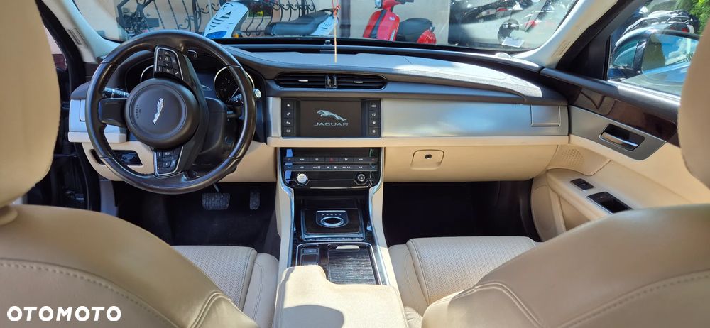 Jaguar XF 30d Prestige - 5