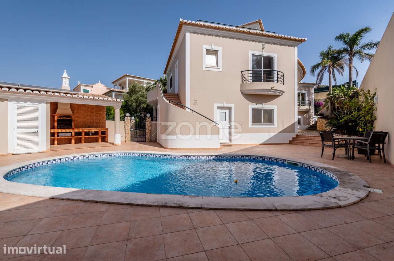 Moradia T3+1 com Piscina, Garagem e Vista Golf - Grande imagem: 2/56
