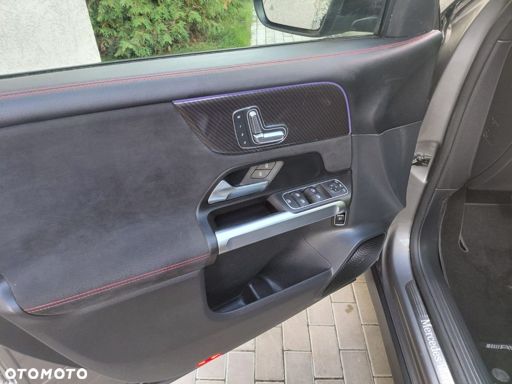 Mercedes-Benz GLB - 12