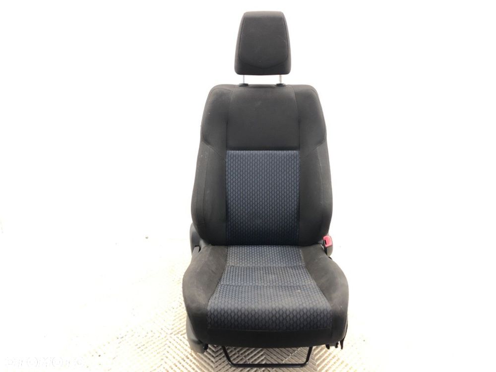 FOTEL PRAWY PRZÓD  TOYOTA AURIS Kombi (_E18_) 2013 - 2018 1.6 (ZRE185_) 97 kW [132 KM] benzyna 2013 - 1
