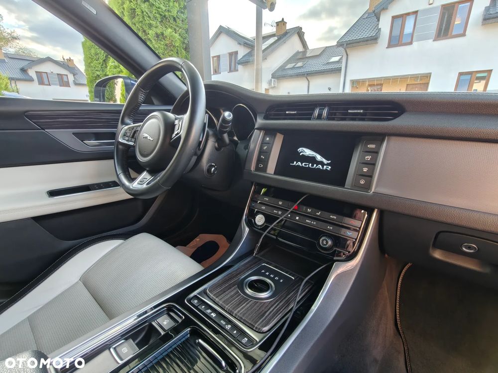 Jaguar XF 2.0 i4D R-Sport - 17