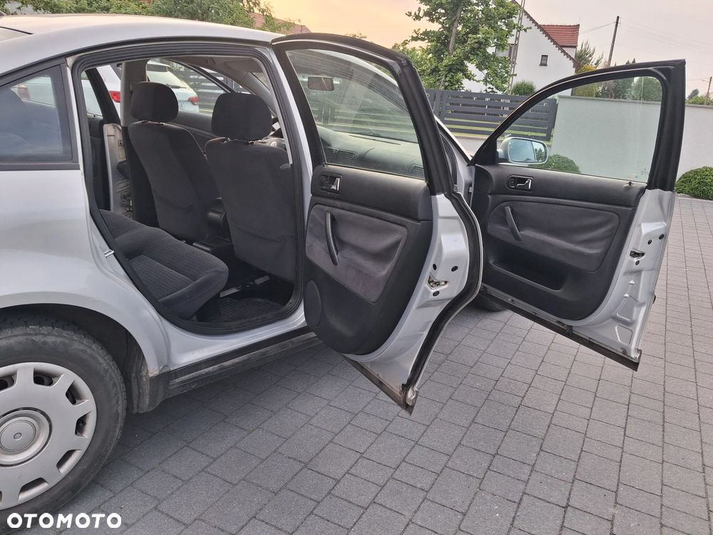 Volkswagen Passat 1.8 - 15