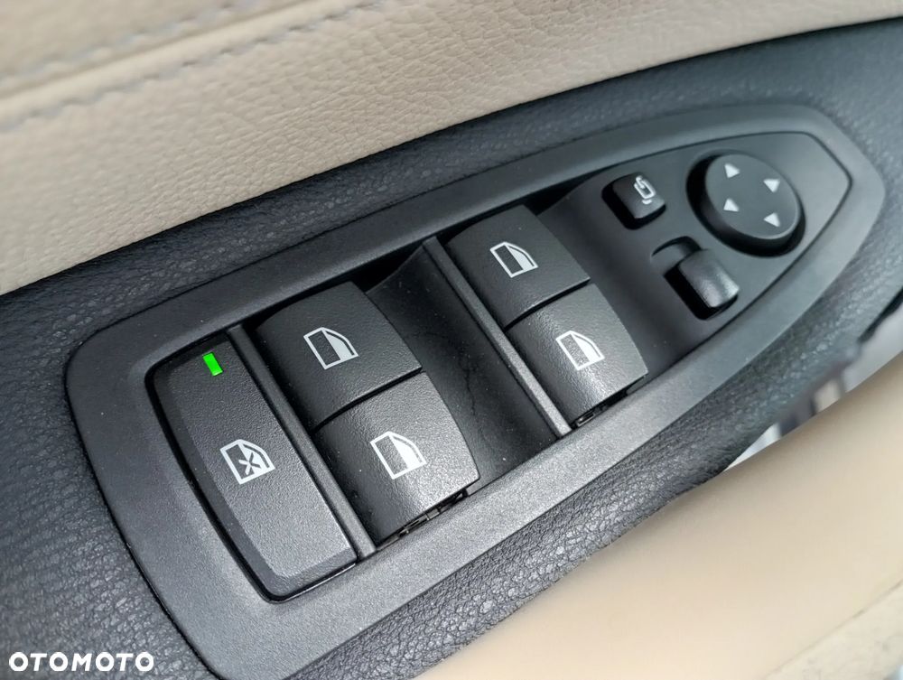 BMW X1 sDrive18d xLine - 32