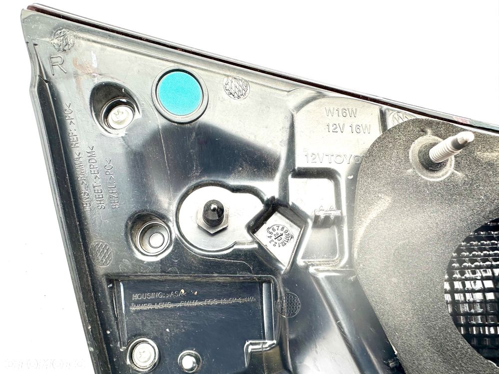 TOYOTA COROLLA CROSS 22 - LAMPA TYŁ tylna lampy błotnik klapa R ORYGINAŁ OE - 8