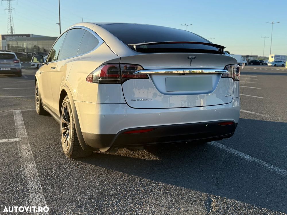 Tesla Model X - 10