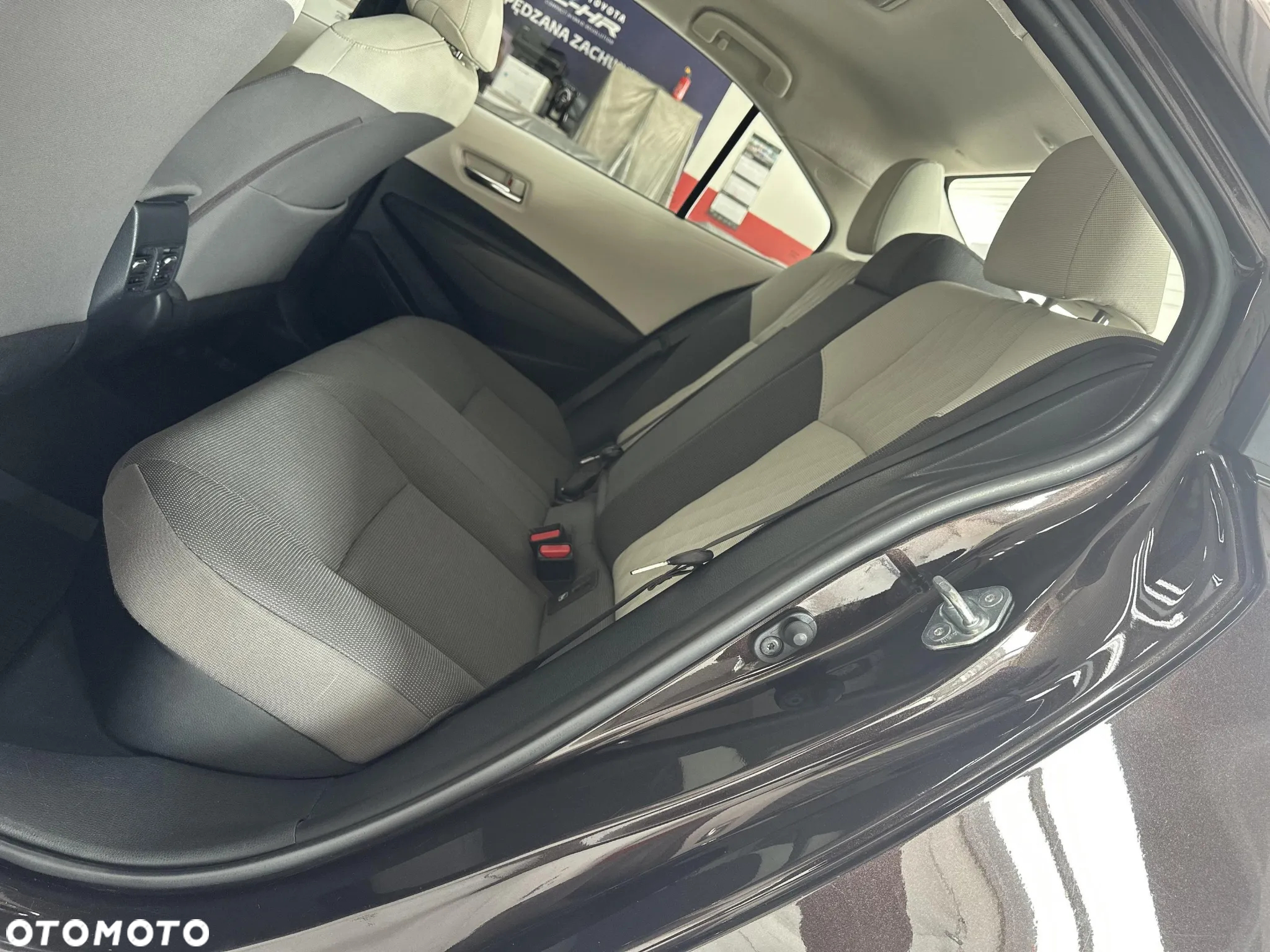 Toyota Corolla 1.8 Hybrid Comfort - 24