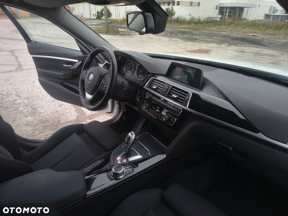 BMW Seria 3 320d Touring Sport Line - 32