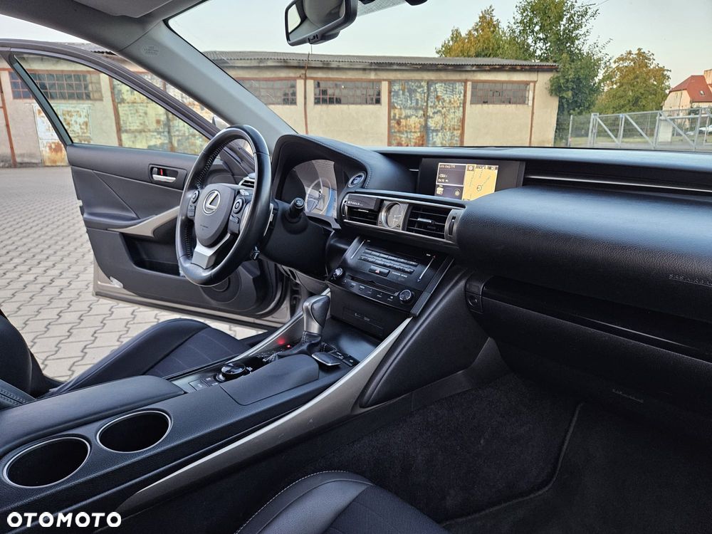 Lexus IS 300h Comfort - 26
