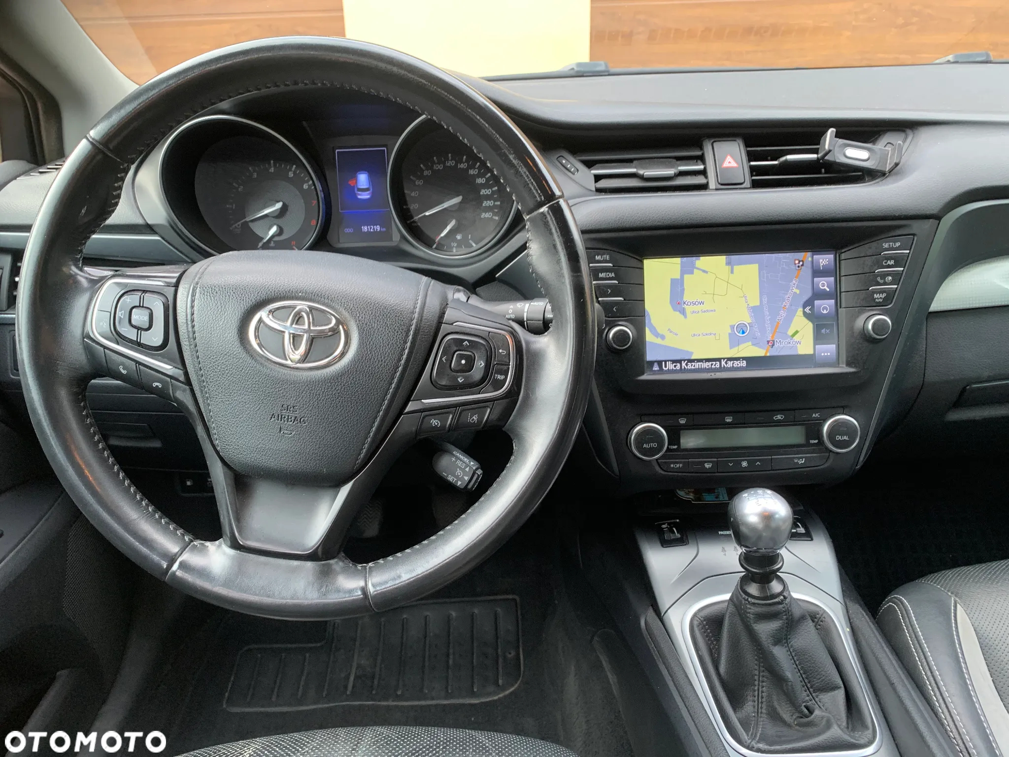 Toyota Avensis 1.8 Premium - 14