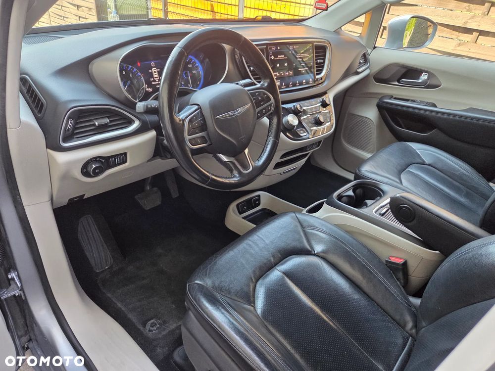 Chrysler Pacifica - 36