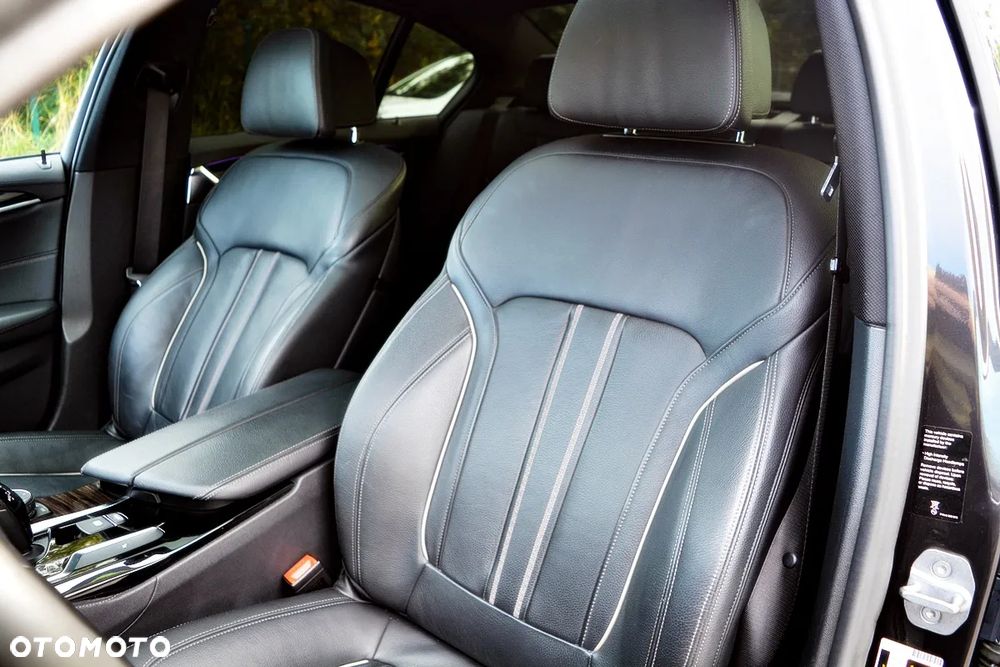 BMW Seria 5 M550i xDrive sport - 28