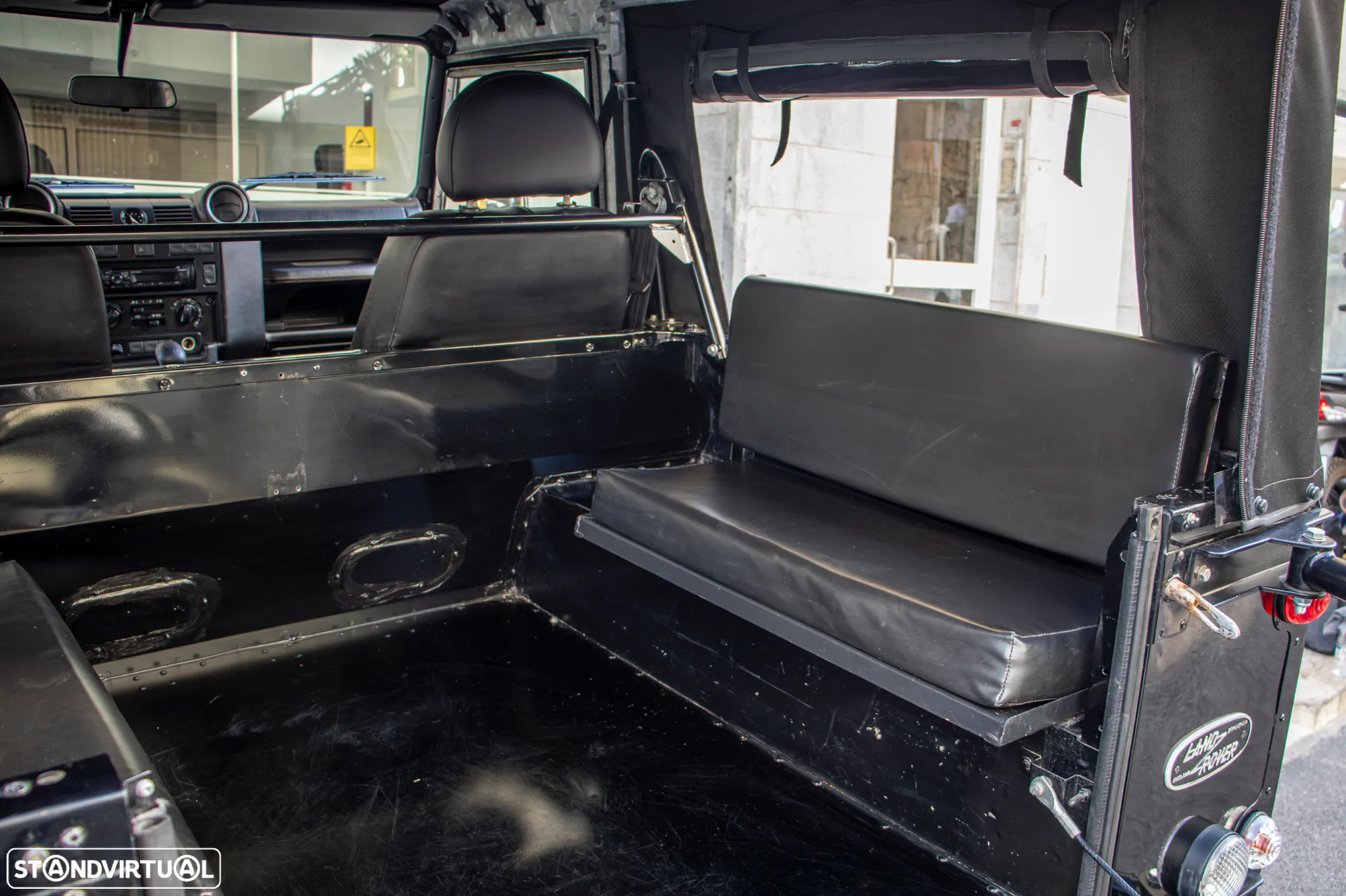 Land Rover Defender 90 SW 2.4 CRD S - 27