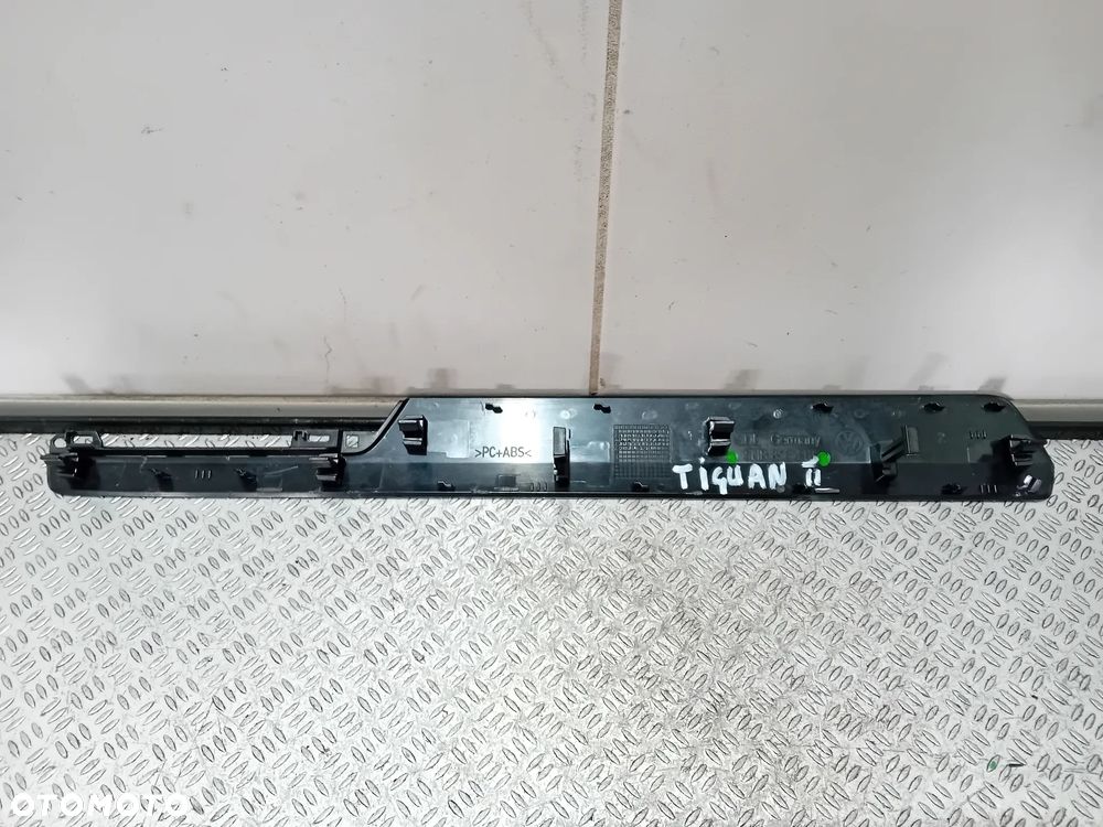 listwa dekor deski VW Tiguan II 2019 5NB858418 - 2