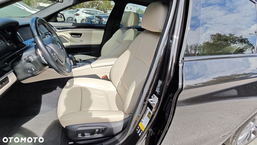 BMW Seria 5 550i xDrive - 22