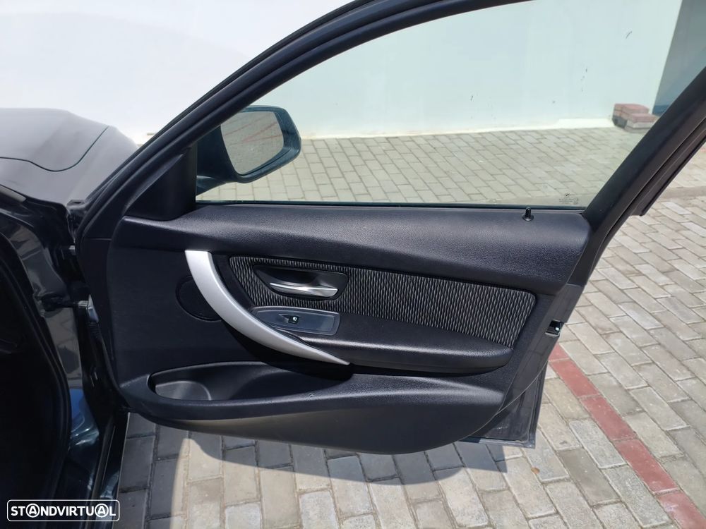 BMW 320 d Line Sport - 26