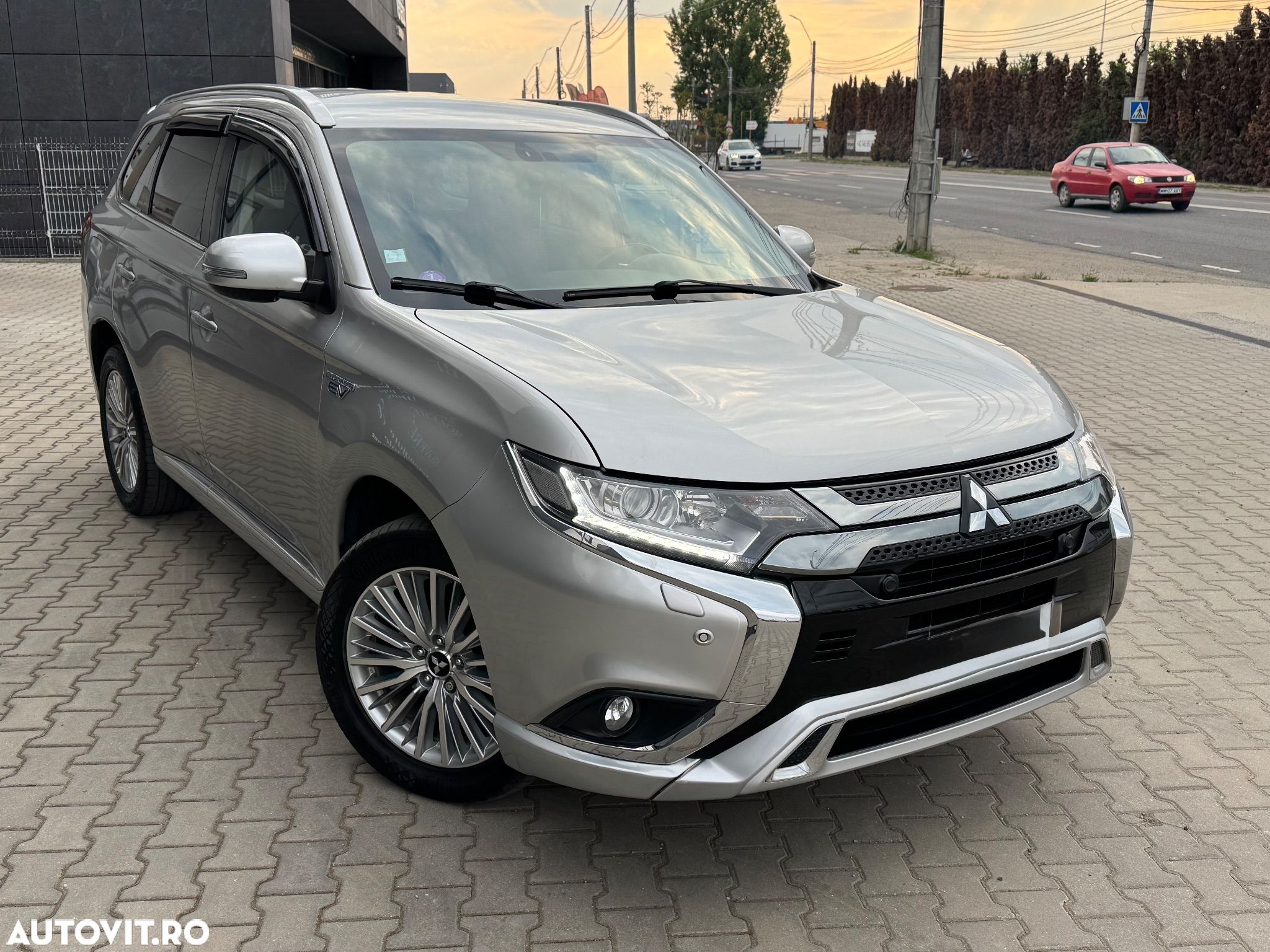 Mitsubishi Outlander 2.4 4WD Plug-In Hybrid Plus - 1