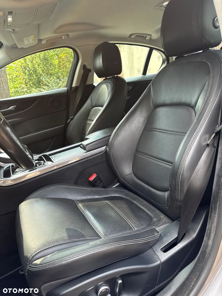 Jaguar XE D180 R-Dynamic S - 26