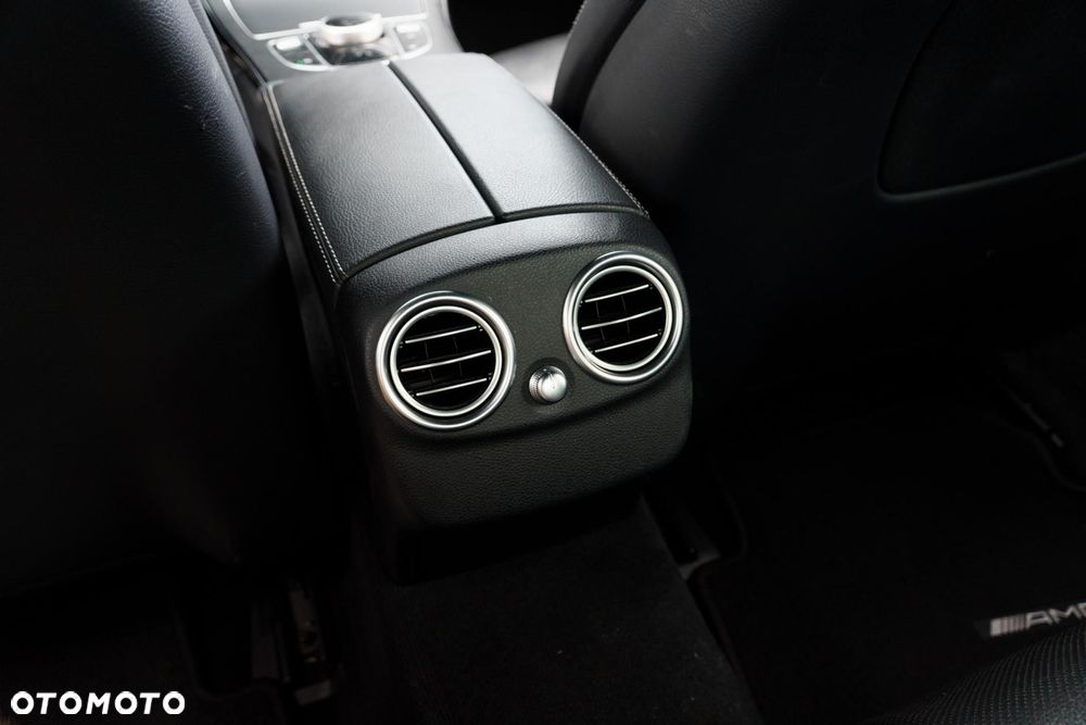 Mercedes-Benz Klasa C 300 9G-TRONIC - 34