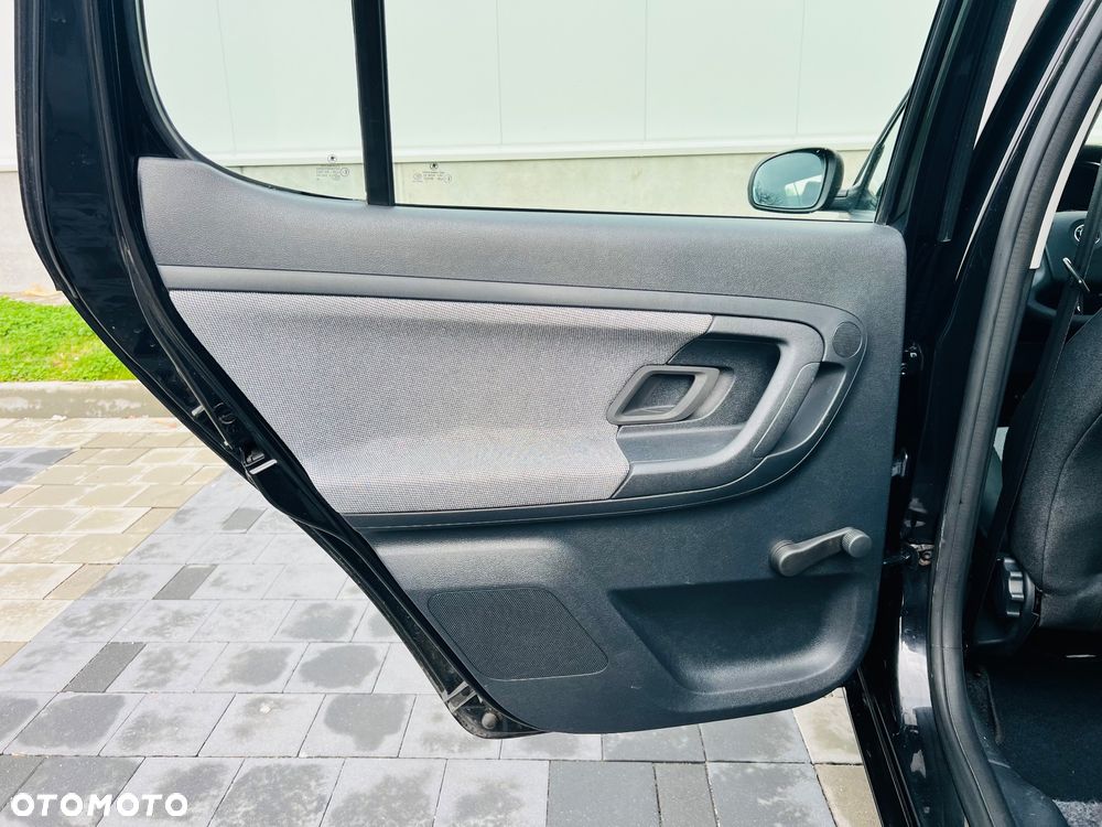 Skoda Fabia 1.2 HTP Ambiente - 23