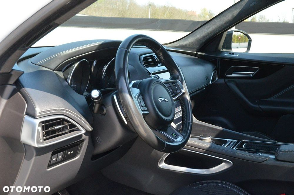 Jaguar F-Pace 2.0 i4P AWD Chequered Flag - 24