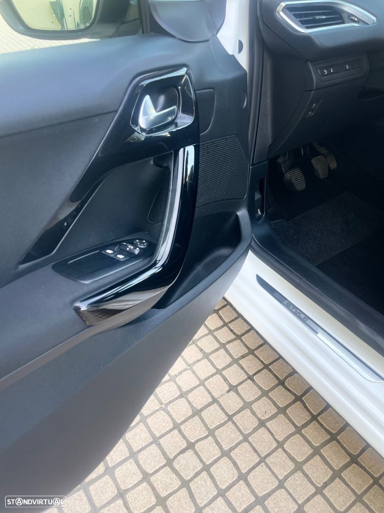 Peugeot 208 ver-1-2-puretech-style - 19