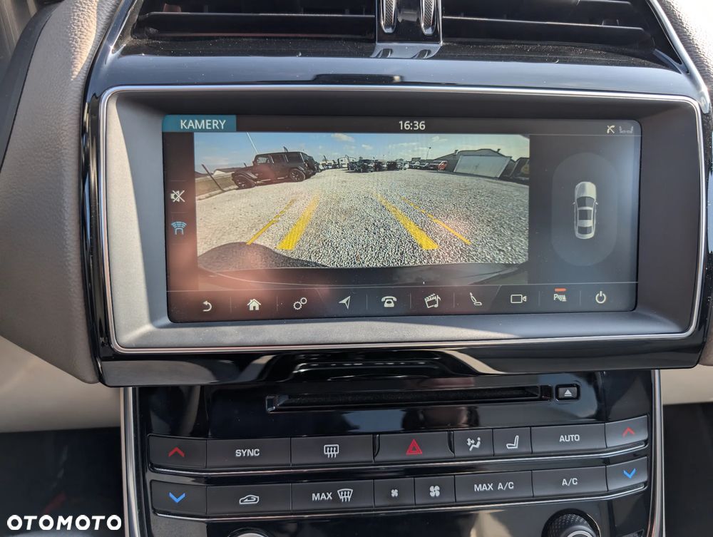 Jaguar XE 2.0 T Prestige - 24