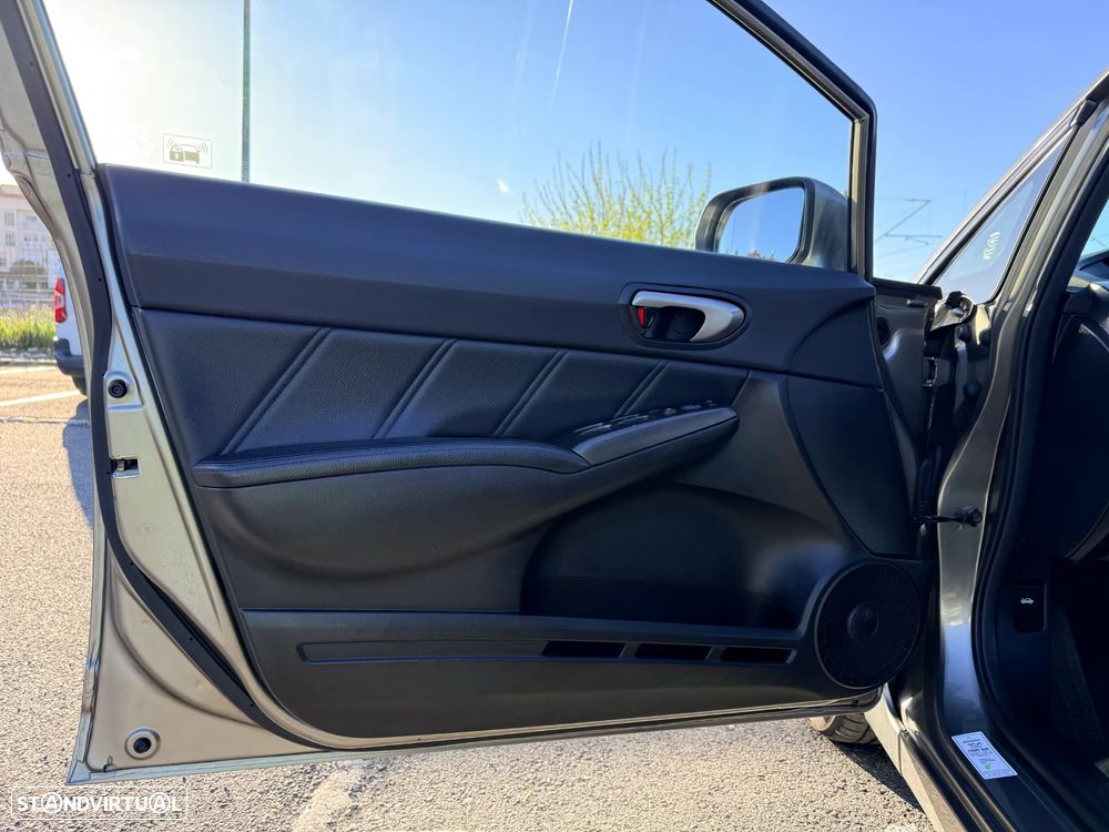 Honda Civic 1.8 ES - 26