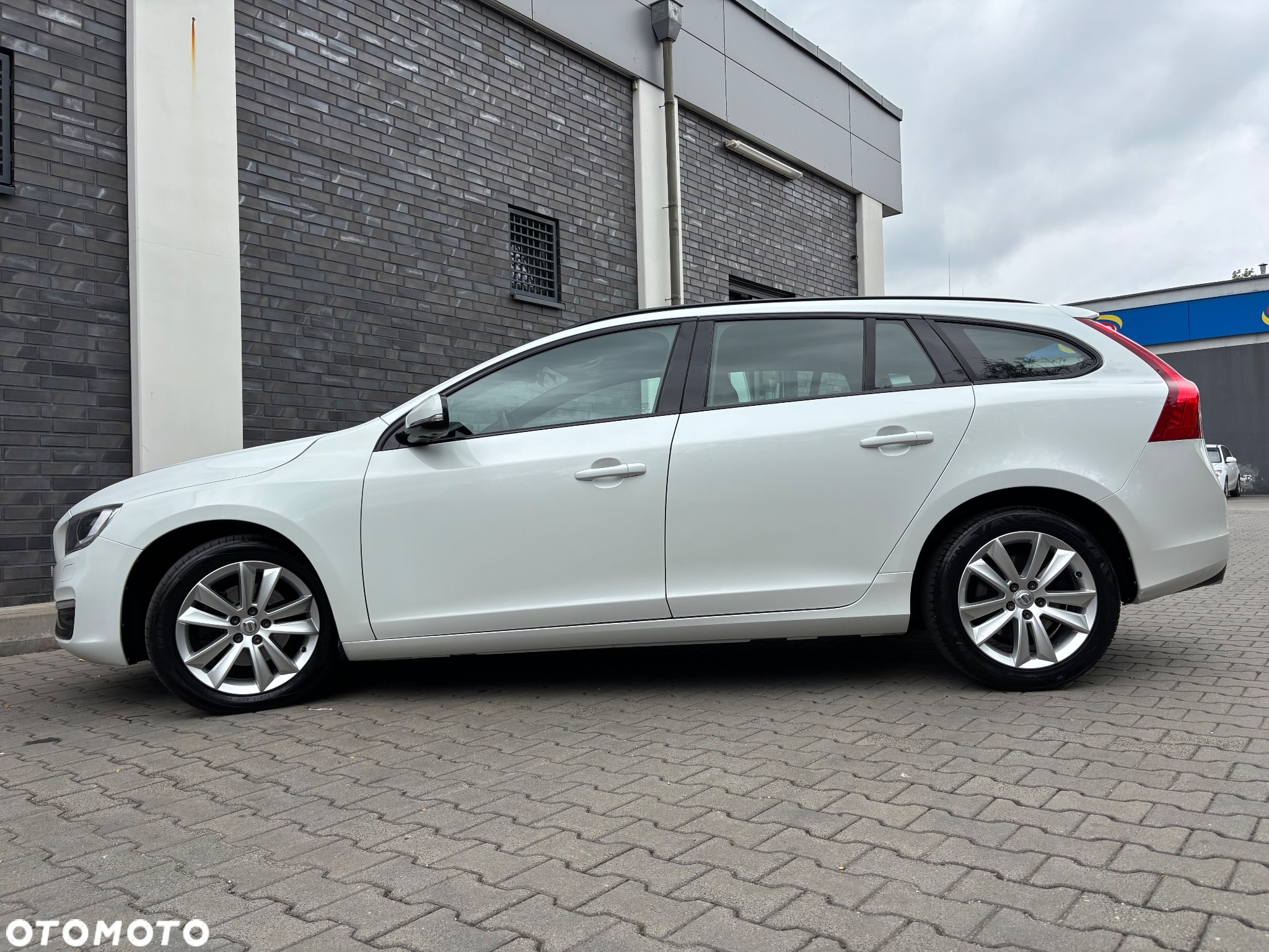 Volvo V60 D4 Drive-E R-Design Kinetic - 15