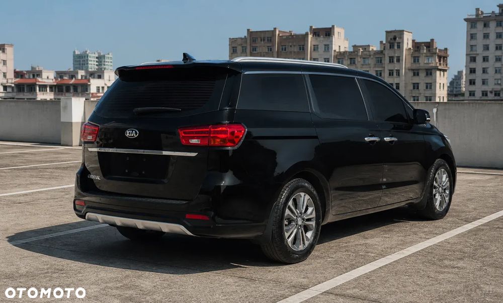 Kia Carnival - 4
