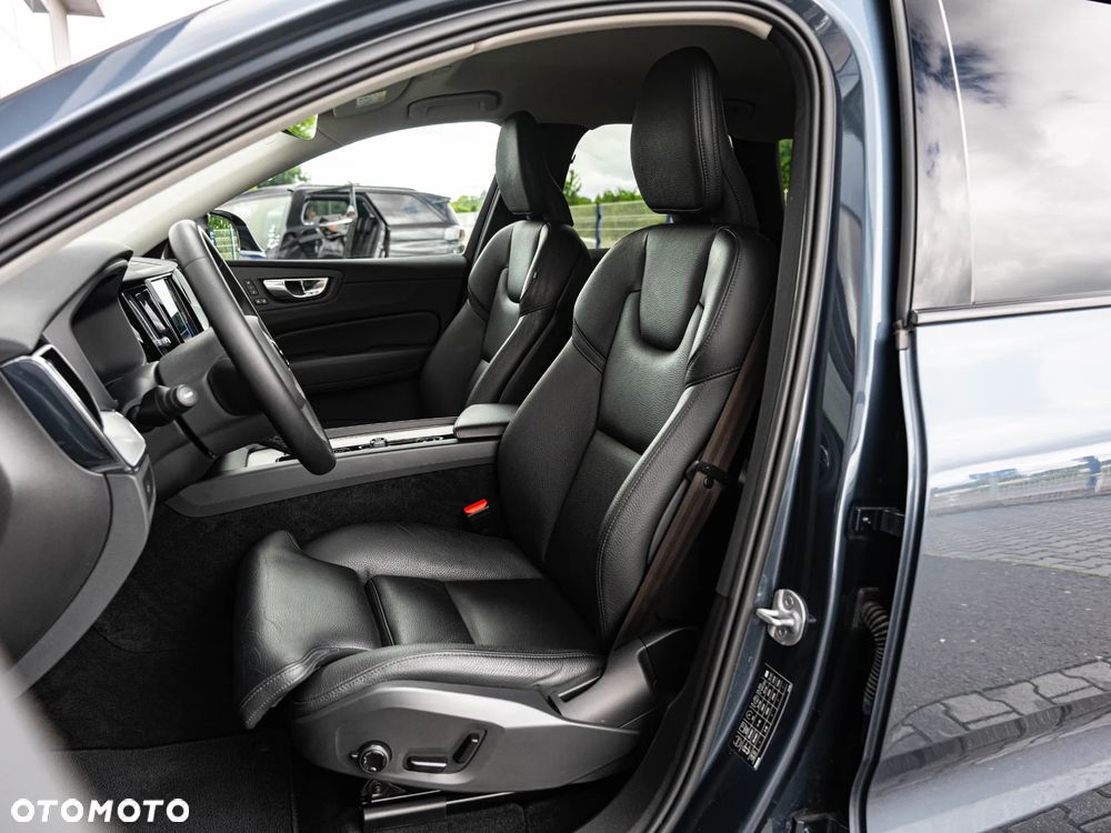 Volvo XC 60 B4 B Plus Dark - 24