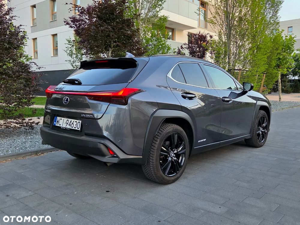 Lexus UX - 3