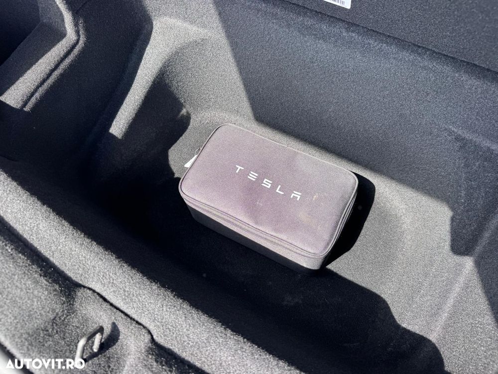 Tesla Model Y - 38