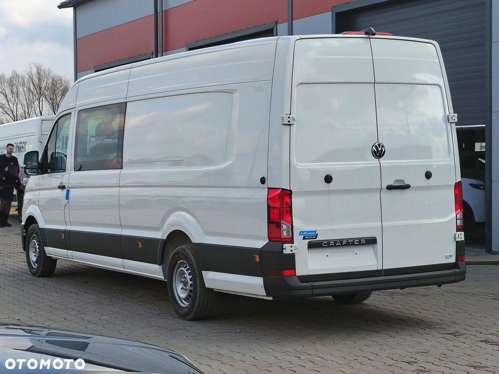Volkswagen Crafter Crafter 35 Furgon z wysokim dachem silnik: 2,0 l EURO VI SCR 163 KM / skrzynia biegów: Przedni napęd automatyczna 8-biegowa rozstaw osi: 4490 mm L5 - 5