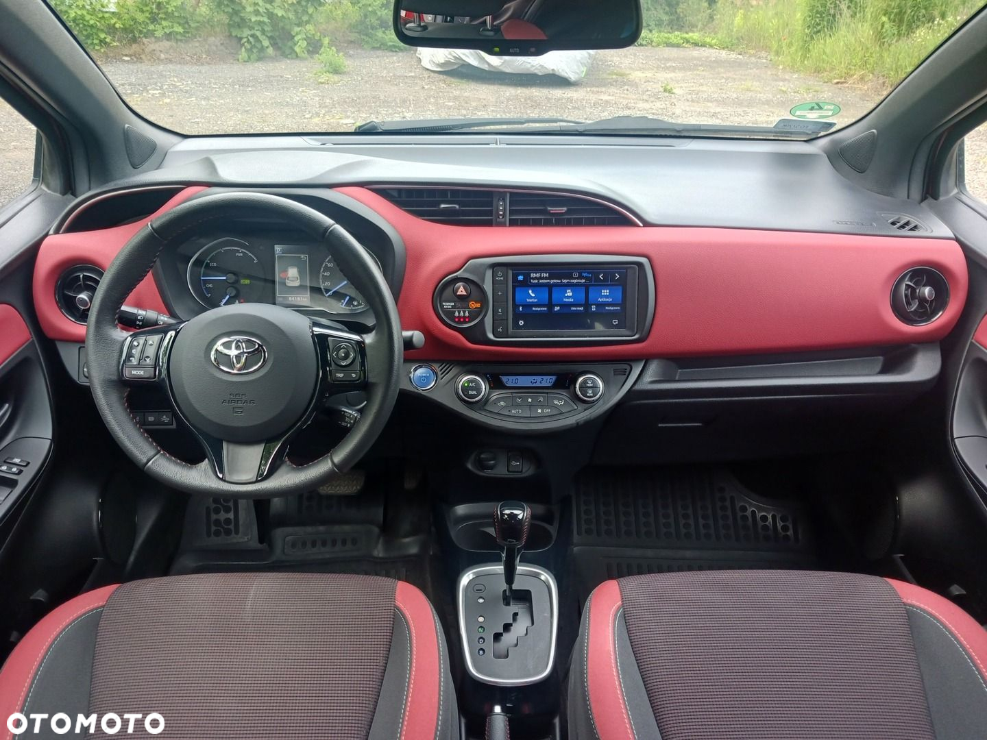 Toyota Yaris Hybrid 100 Selection - 11