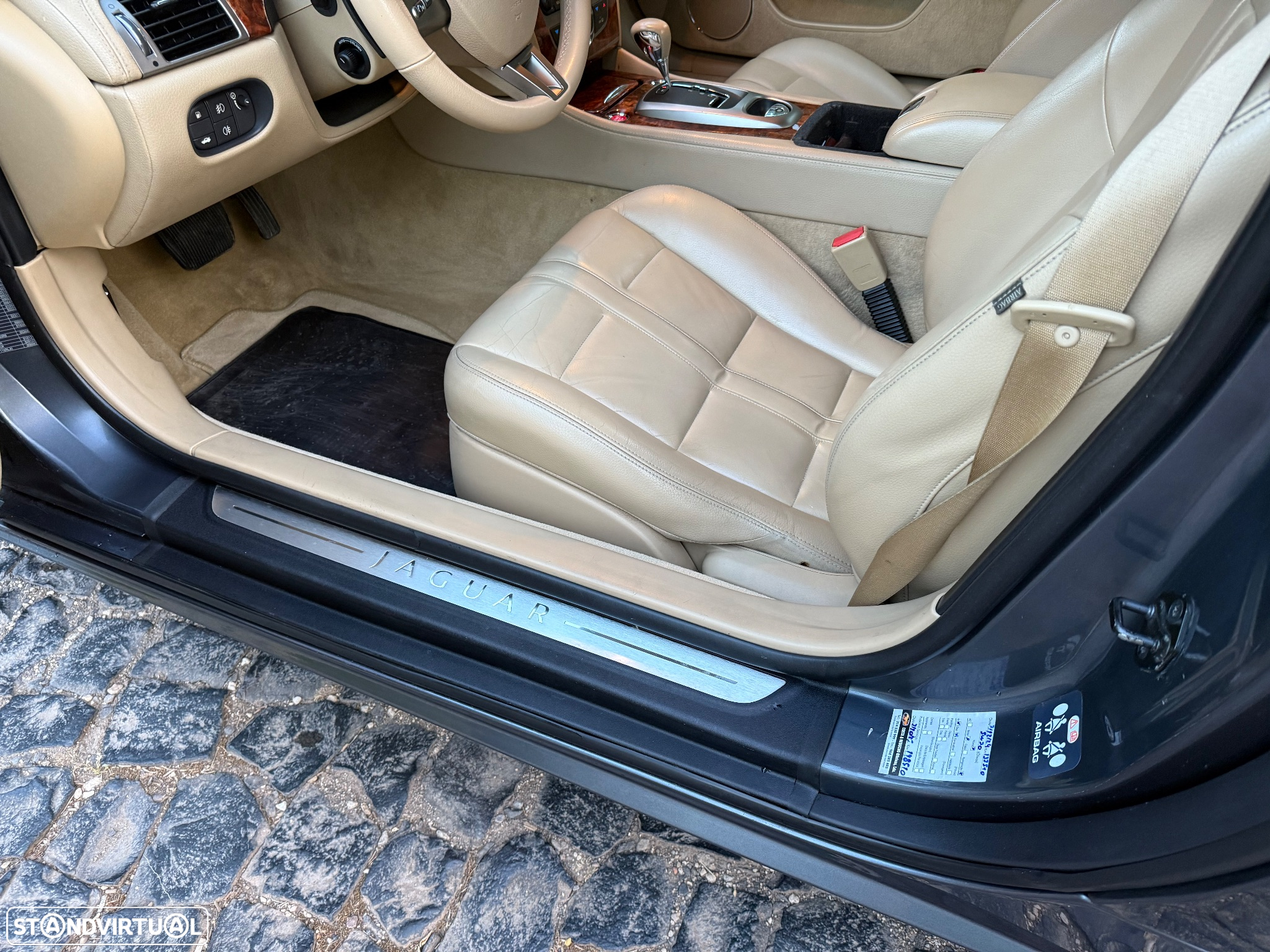 Jaguar XK 4.2 V8 Convertible - 14