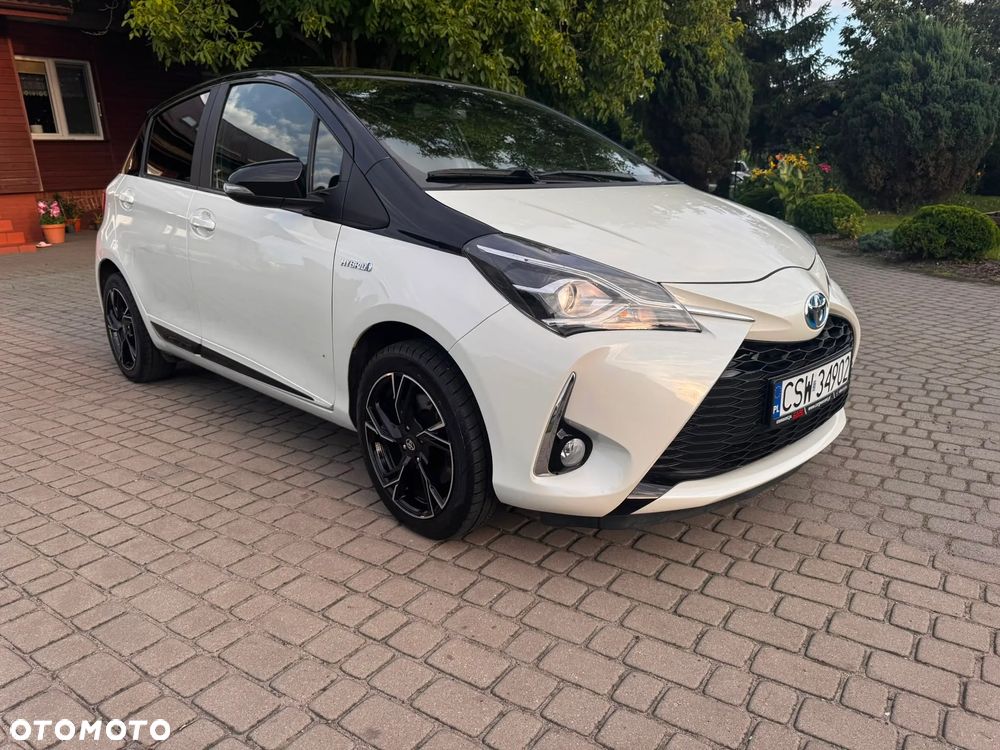 Toyota Yaris Hybrid 100 Selection - 12