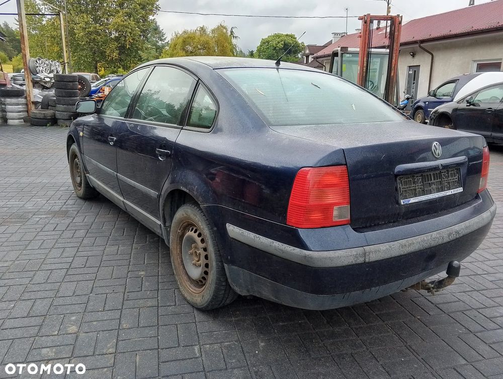 Volkswagen Passat B5 (97-00.) 1.6 B 100KM. Silnik AHL (ADP, ANA, ARM) Skrzynia DWG lakier LN5Y.Cały na części. GWARANCJA !!!  Przód Tył Zestaw Komplet Drzwi Klapa Zderzak Błotnik Maska Grill Atrapa Szyba Pas Lampa Lusterko Boczki Fotel Kanapa Kokpit Deska Rozdzielcza Przełącznik Włącznik Sterownik Przewody Wiązka Instalacja Moduł Komputer Czujnik Listwa Pompa Alternator Wtryski Głowica Rozrusznik Kompresor Sprzęgło Dwumas Silnik Skrzynia ABS Klimatyzacji Paliwa Wspomagania Kolektor Turbina Przepustnica Zawór Chłodnica Koło Hak Belka Sanki Zawieszenie Mcpherson Półoś Amortyzator Wydech Tłumik Zacisk Most - 5