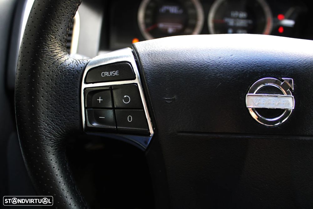 Volvo XC 60 D5 Momentum Geartronic - 36