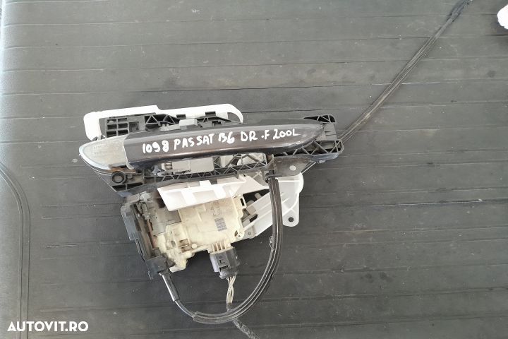 Broasca usa fata dreapta 3C1837016A 3C1837016A Volkswagen VW Passat B - 1