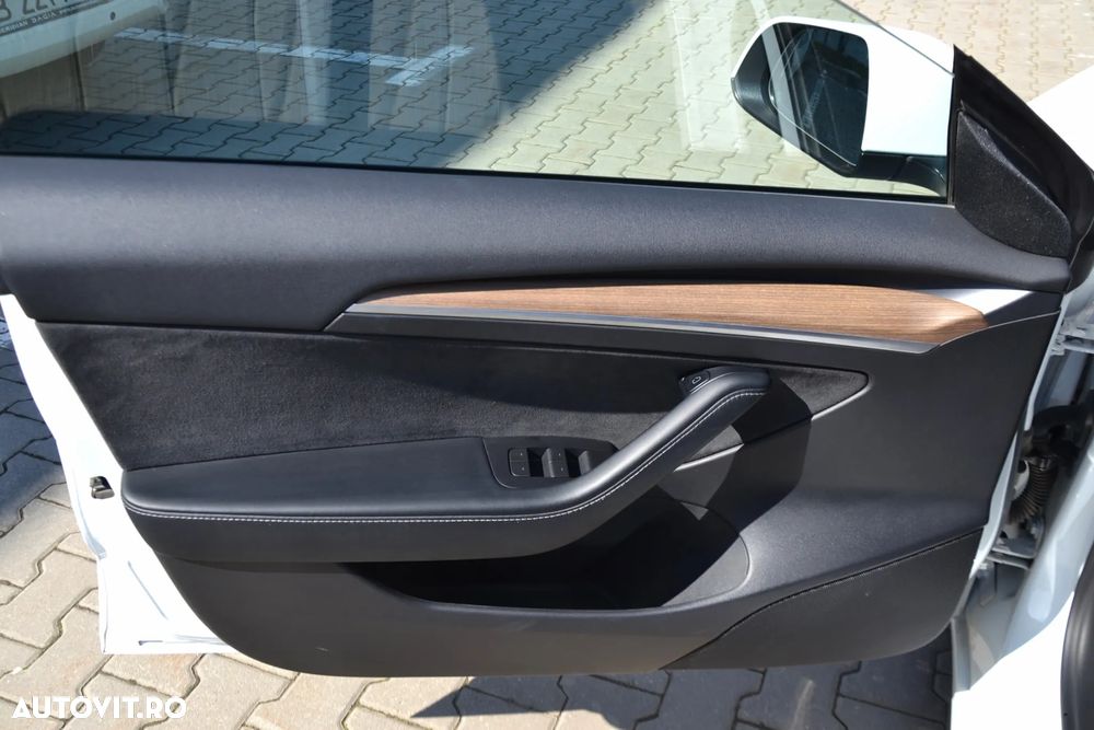 Tesla Model 3 - 11