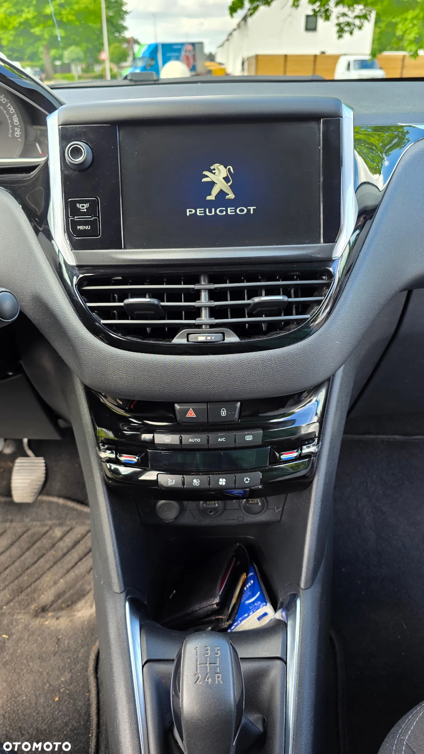 Peugeot 208 - 10