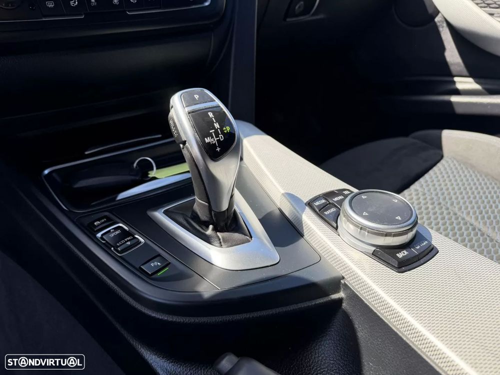 BMW 320 d xDrive Pack M Auto - 12