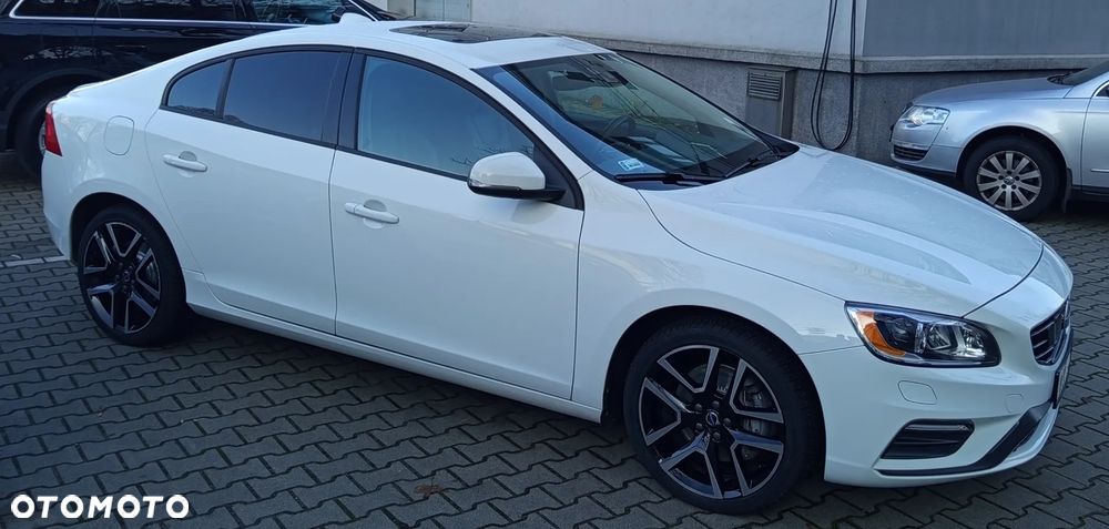 Volvo S60 T5 AWD R-Design - 4