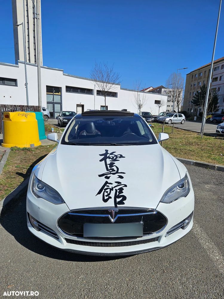 Tesla Model S - 3