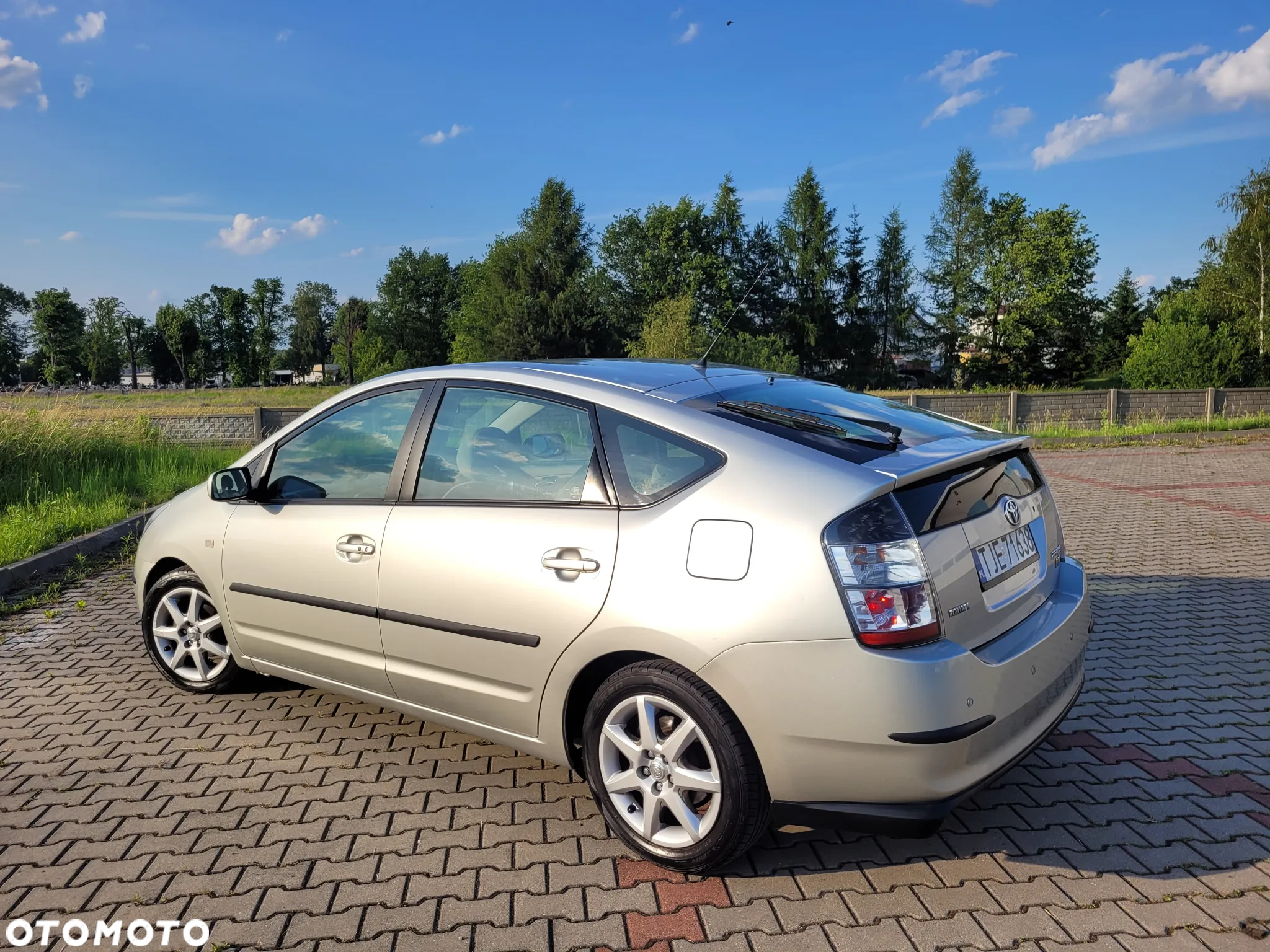 Toyota Prius (Hybrid) - 36
