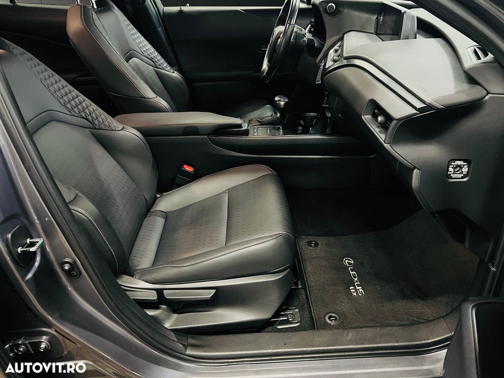 Lexus UX 250h FWD Executive - 15