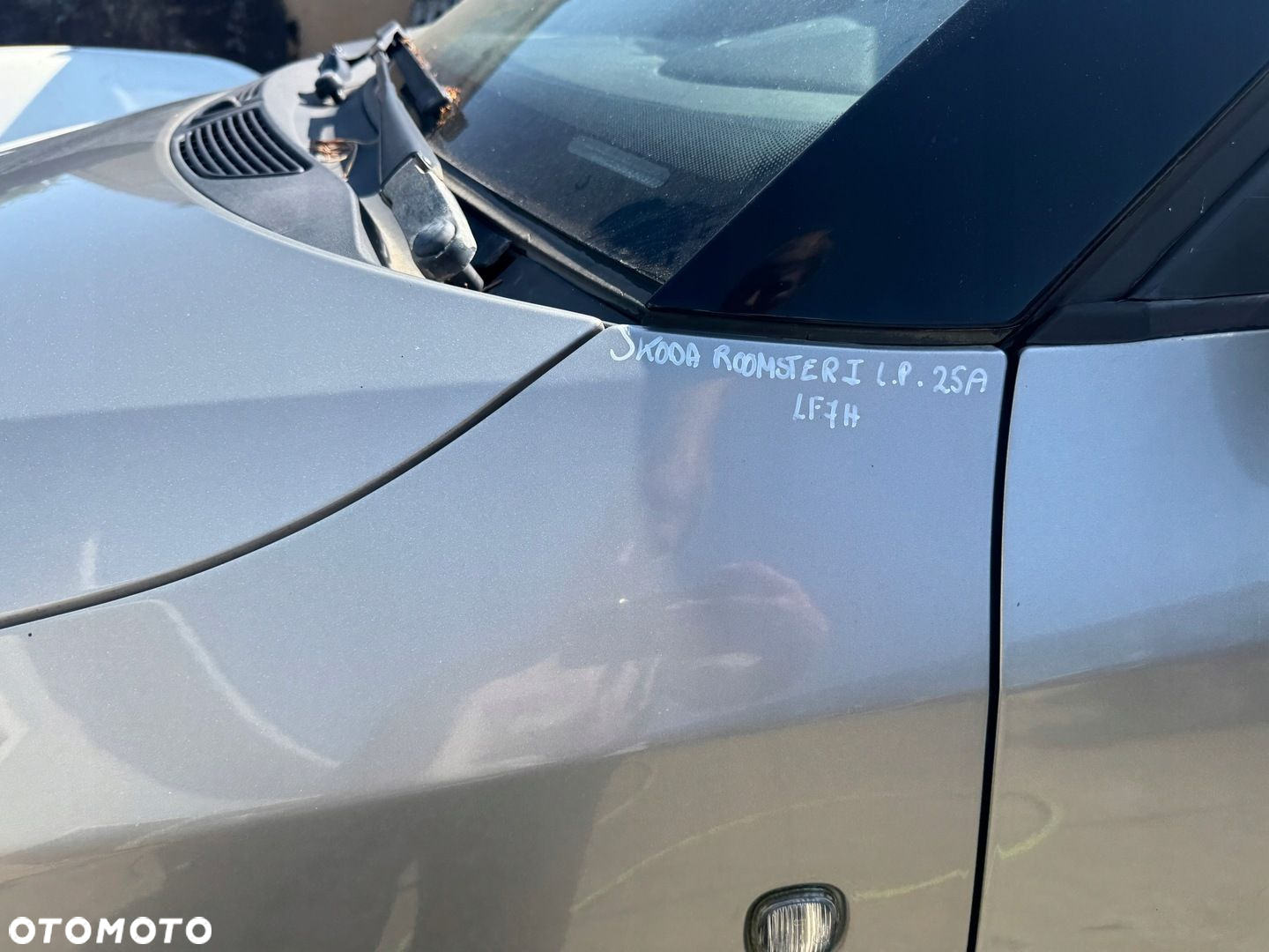 SKODA ROOMSTER I BŁOTNIK LEWY PRZEDNI PRZÓD LF8A - 9