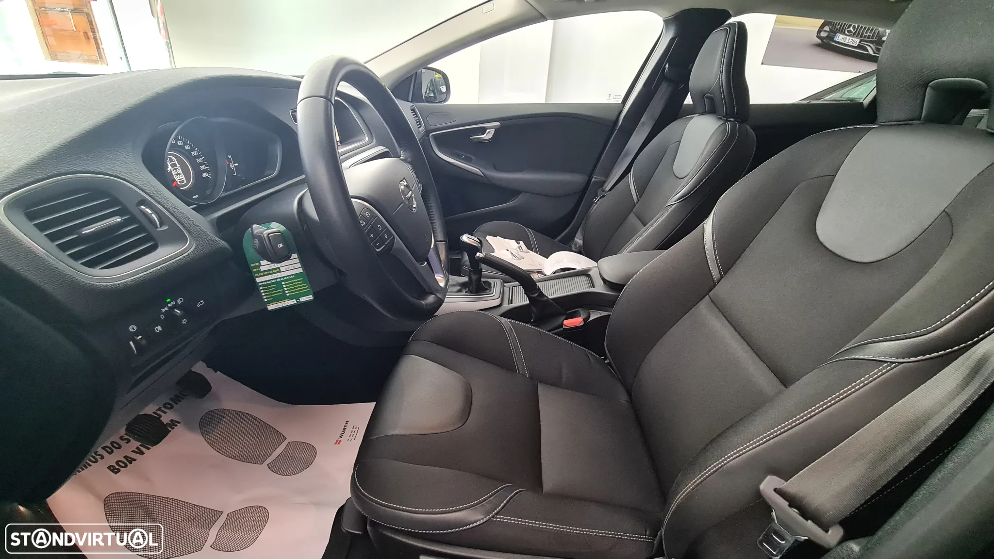 Volvo V40 2.0 D3 Momentum - 24