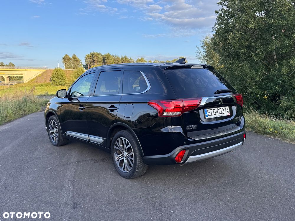 Mitsubishi Outlander 2017 photo 2