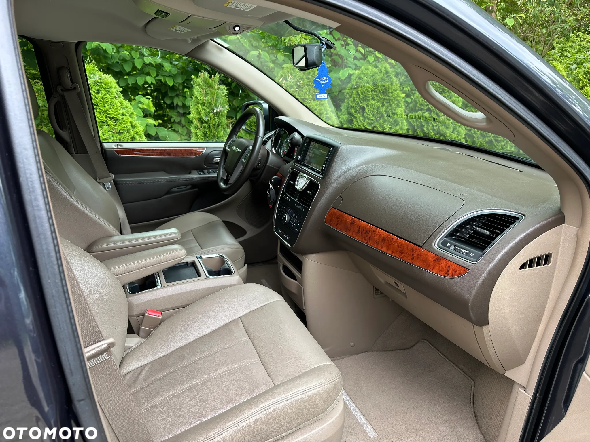 Chrysler Town & Country - 18